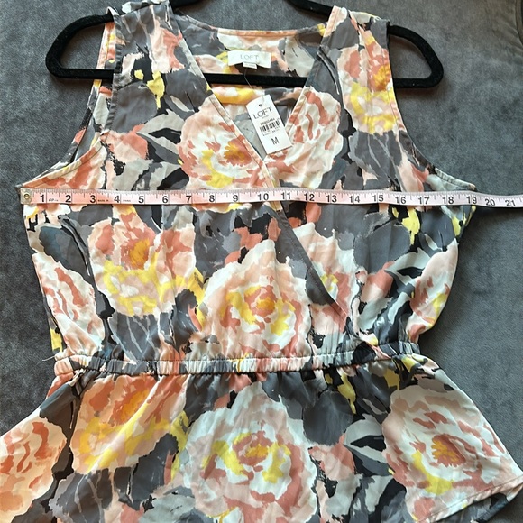 NWT LOFT Outlet Grey Asphalt Floral Peplum Shell Sleeveless Blouse - Picture 6 of 8